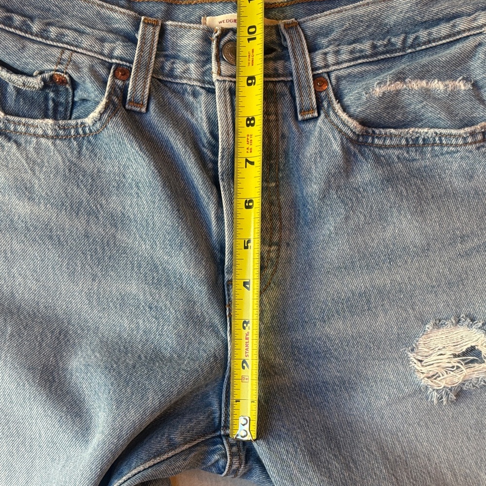 Levi's Women's Distressed Wedgie Straight Leg Light Wash Jeans Size 27 - Picture 14 of 15